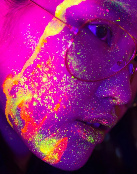 Modelo de moda con pintura fluo en la cara — Foto de Stock