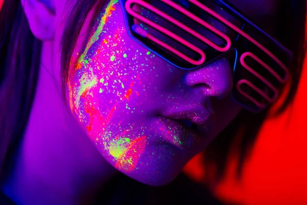 Modelo de moda com pintura fluo no rosto — Fotografia de Stock