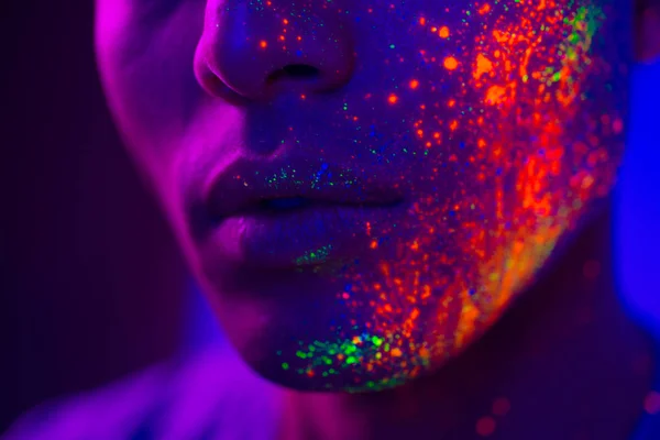 Mode model met fluo schilderij op het gezicht — Stockfoto