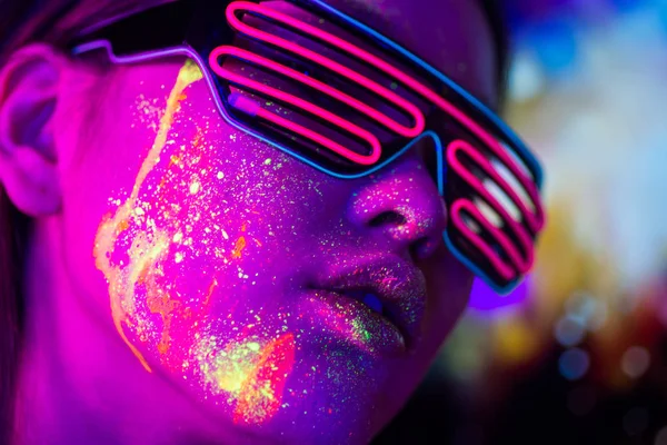 Mode model met fluo schilderij op het gezicht — Stockfoto