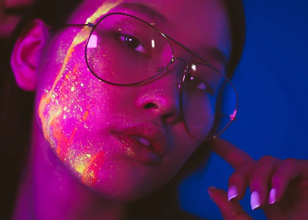 Mode model met fluo schilderij op het gezicht — Stockfoto