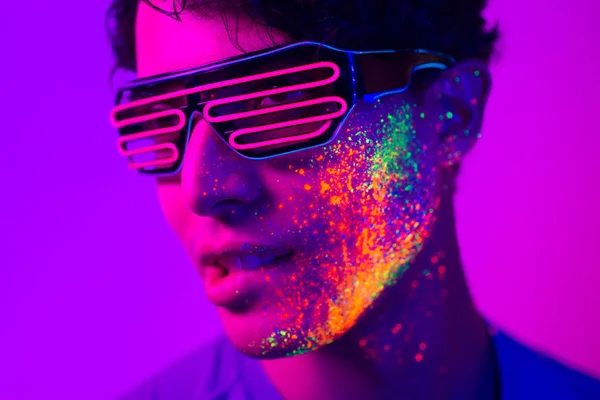 Modèle de mode avec peinture fluo sur le visage — Photo