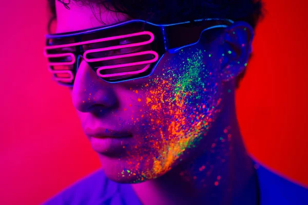 Modelo de moda com pintura fluo no rosto — Fotografia de Stock