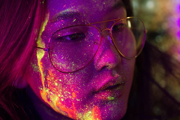 Mode model met fluo schilderij op het gezicht — Stockfoto