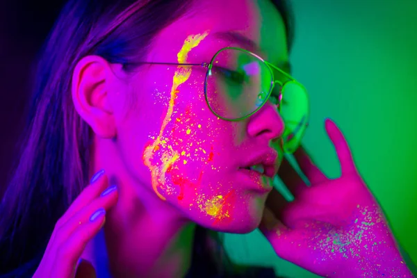 Modelo de moda con pintura fluo en la cara — Foto de Stock