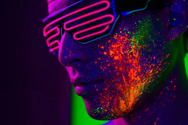 Mode model met fluo schilderij op het gezicht — Stockfoto