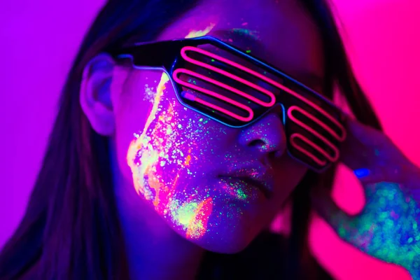 Yüzünde Fluo boyama ile moda modeli — Stok fotoğraf