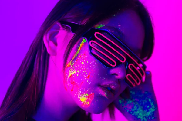 Mode model met fluo schilderij op het gezicht — Stockfoto