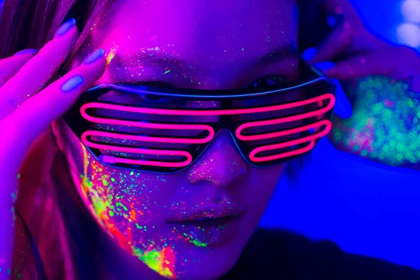 Modelo de moda com pintura fluo no rosto — Fotografia de Stock