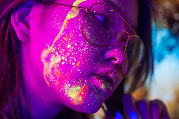 Modelo de moda con pintura fluo en la cara — Foto de Stock