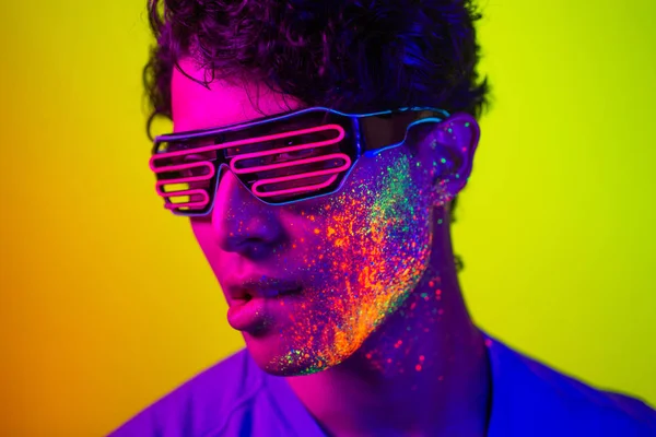 Modelo de moda con pintura fluo en la cara —  Fotos de Stock