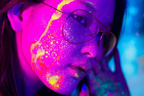 Mode model met fluo schilderij op het gezicht — Stockfoto