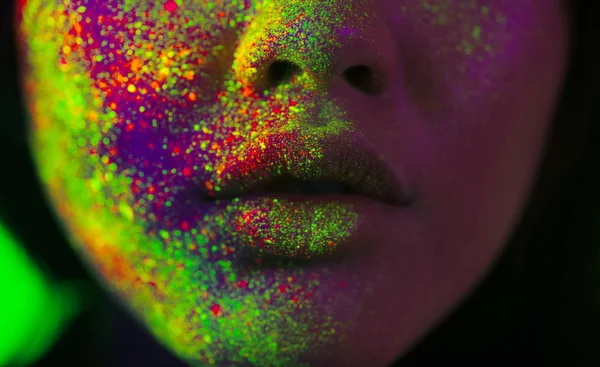 Model fashion dengan lukisan fluo di wajah — Stok Foto