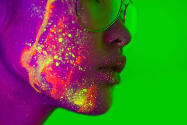 Modelo de moda com pintura fluo no rosto — Fotografia de Stock