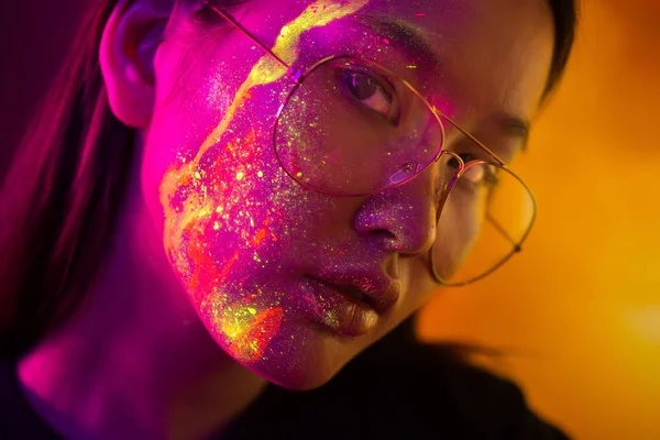 Modelo de moda com pintura fluo no rosto — Fotografia de Stock