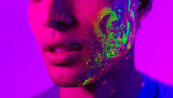 Модель моды с флуоресцентной росписью на лице — стоковое фото