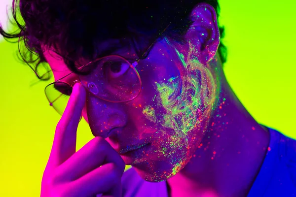 Modelo de moda con pintura fluo en la cara — Foto de Stock