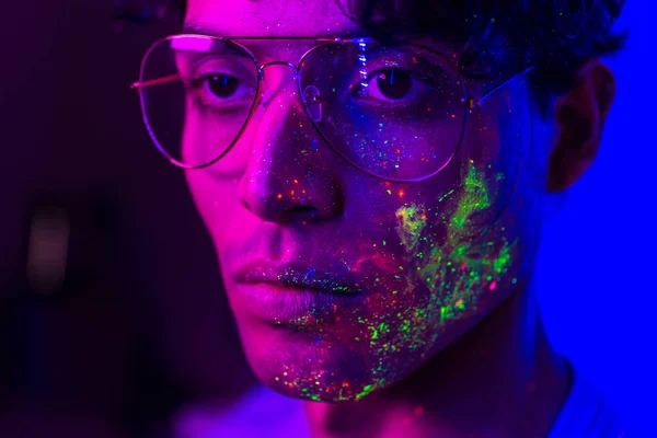 Modelo de moda con pintura fluo en la cara —  Fotos de Stock