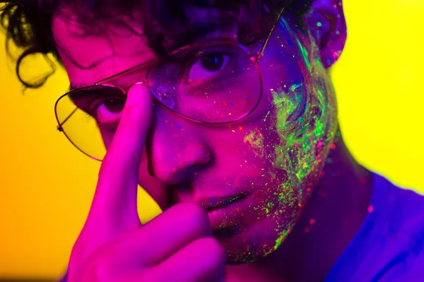 Modelo de moda con pintura fluo en la cara — Foto de Stock