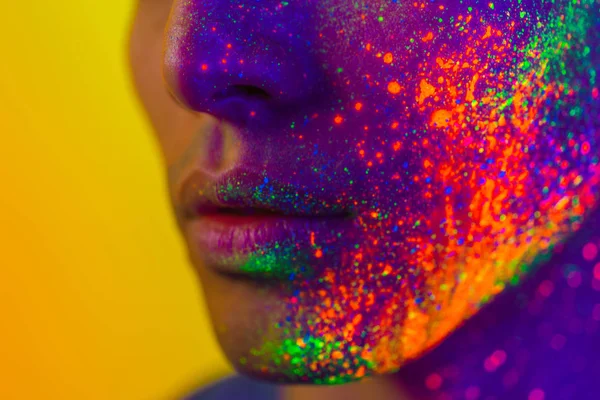 Mode model met fluo schilderij op het gezicht — Stockfoto