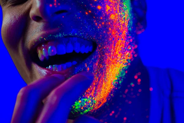 Modelo de moda com pintura fluo no rosto — Fotografia de Stock