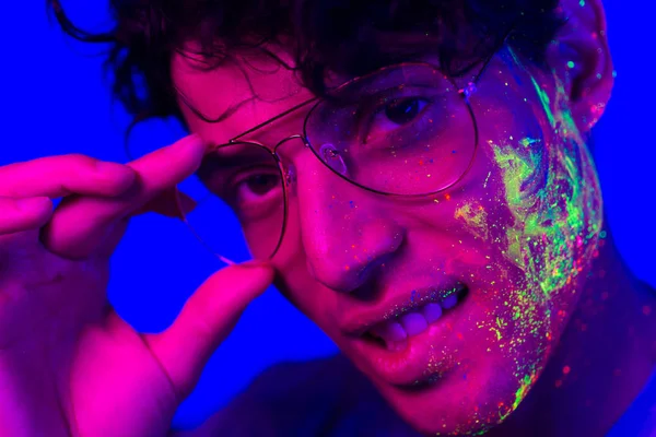 Modèle de mode avec peinture fluo sur le visage — Photo