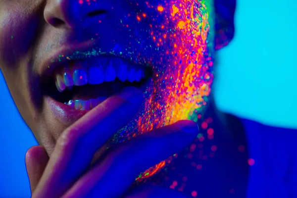 Mode model met fluo schilderij op het gezicht — Stockfoto