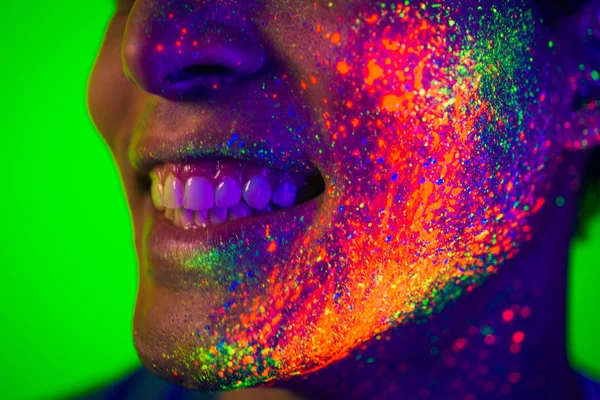 Modelo de moda com pintura fluo no rosto — Fotografia de Stock