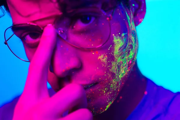 Modelo de moda com pintura fluo no rosto — Fotografia de Stock