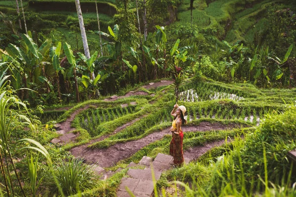 Kvinna på Tegalalang Rice Terrace på Bali — Stockfoto