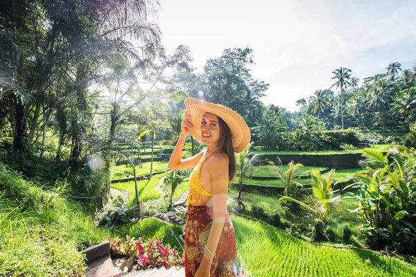 Mujer en la terraza de arroz Tegalalang en Bali — Foto de Stock