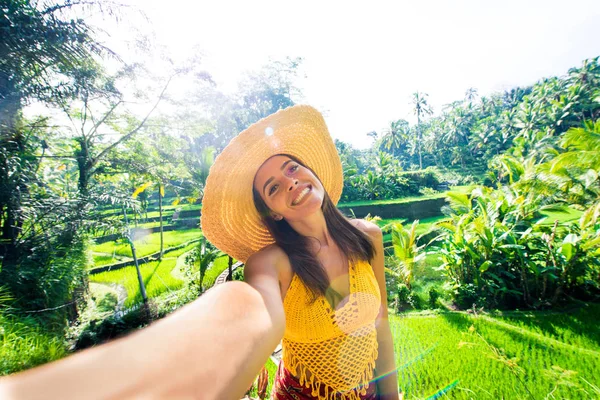 Mujer en la terraza de arroz Tegalalang en Bali — Foto de Stock