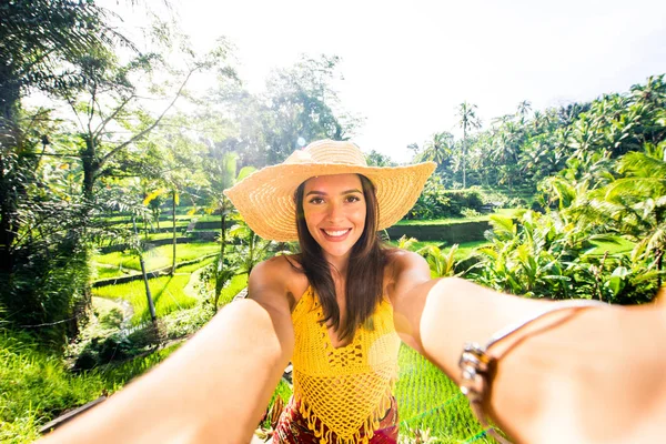 Mujer en la terraza de arroz Tegalalang en Bali — Foto de Stock