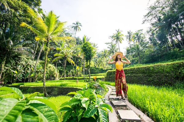 Kvinna på Tegalalang Rice Terrace på Bali — Stockfoto