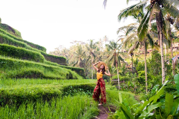 Kvinna på Tegalalang Rice Terrace på Bali — Stockfoto