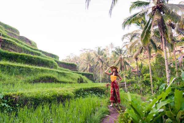 Mulher no terraço arroz Tegalalalang em Bali — Fotografia de Stock