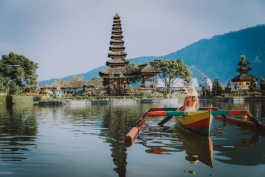 Endonezya, Bali 'de güneş doğarken Pura Ulun Danu Beratan tapınağı