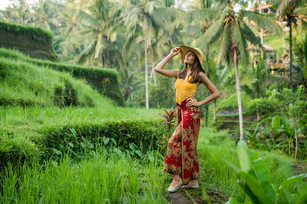 Женщина на рисовой террасе Тегалаланга на Бали — стоковое фото