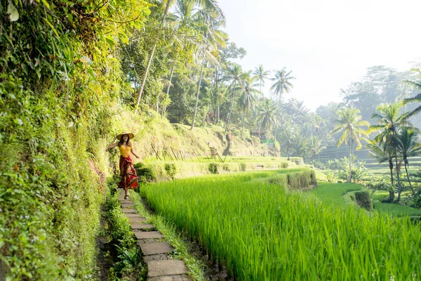 Kvinna på Tegalalang Rice Terrace på Bali — Stockfoto