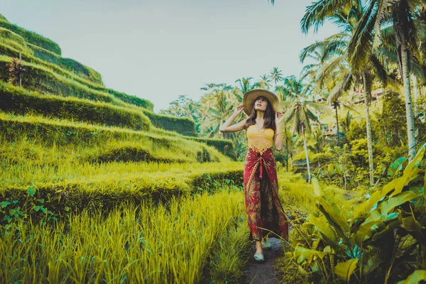 Mulher no terraço arroz Tegalalalang em Bali — Fotografia de Stock