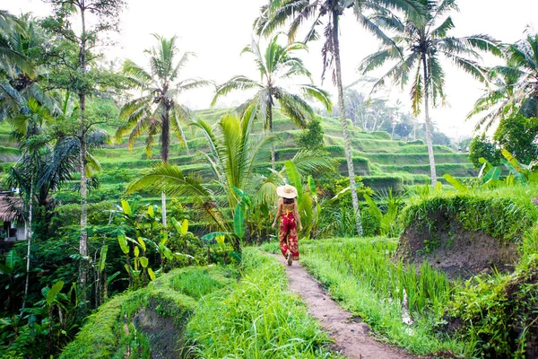 Mujer en la terraza de arroz Tegalalang en Bali —  Fotos de Stock