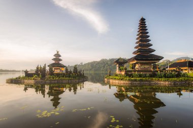 Endonezya, Bali 'de güneş doğarken Pura Ulun Danu Beratan tapınağı
