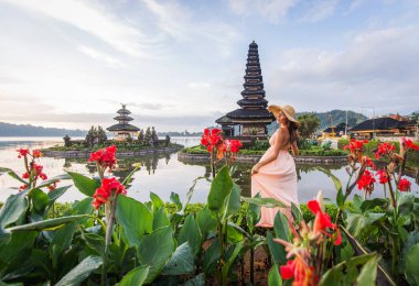 Pura Ulun Danu Bratan, Bali de genç kadın