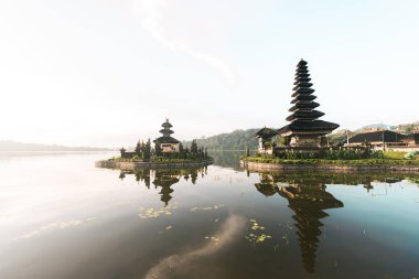 Endonezya, Bali 'de güneş doğarken Pura Ulun Danu Beratan tapınağı