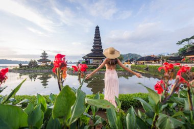 Pura Ulun Danu Bratan, Bali de genç kadın