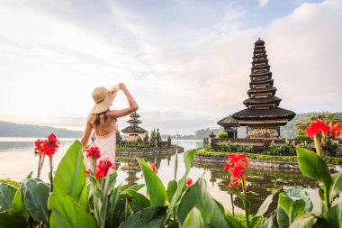 Pura Ulun Danu Bratan, Bali de genç kadın