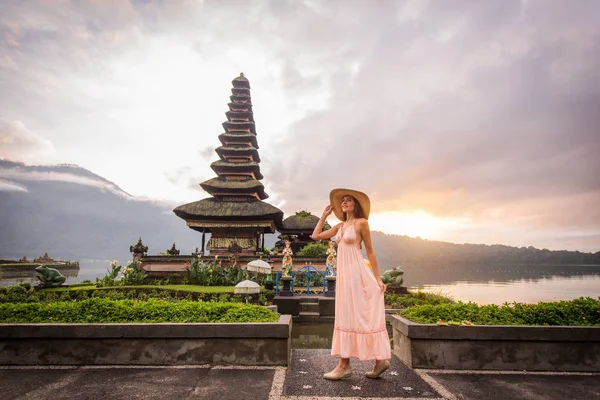 Ung kvinna på Pura Ulun Danu BRATAN, Bali — Stockfoto