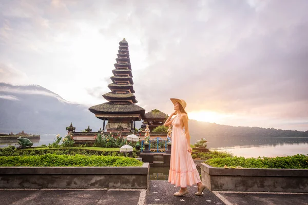 Ung kvinna på Pura Ulun Danu BRATAN, Bali — Stockfoto