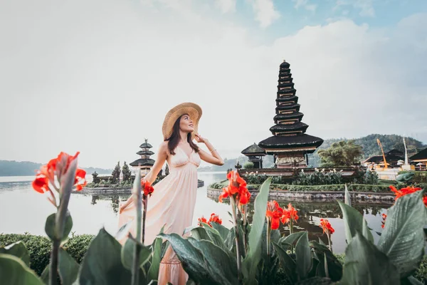 Jovem mulher no Pura Ulun Danu Bratan, Bali — Fotografia de Stock