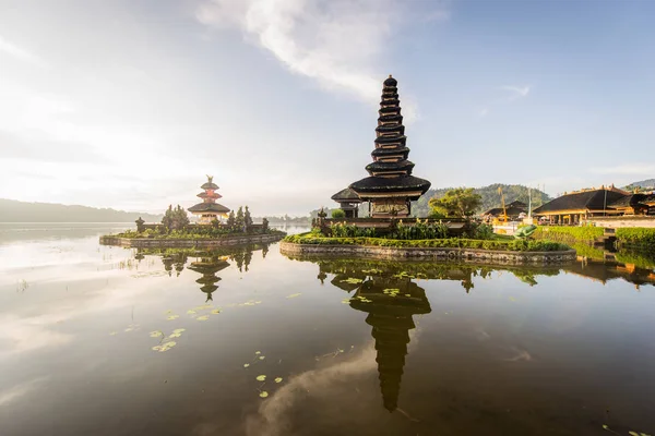 Templo Pura Ulun Danu Beratan al amanecer en Bali, Indonesia — Foto de Stock
